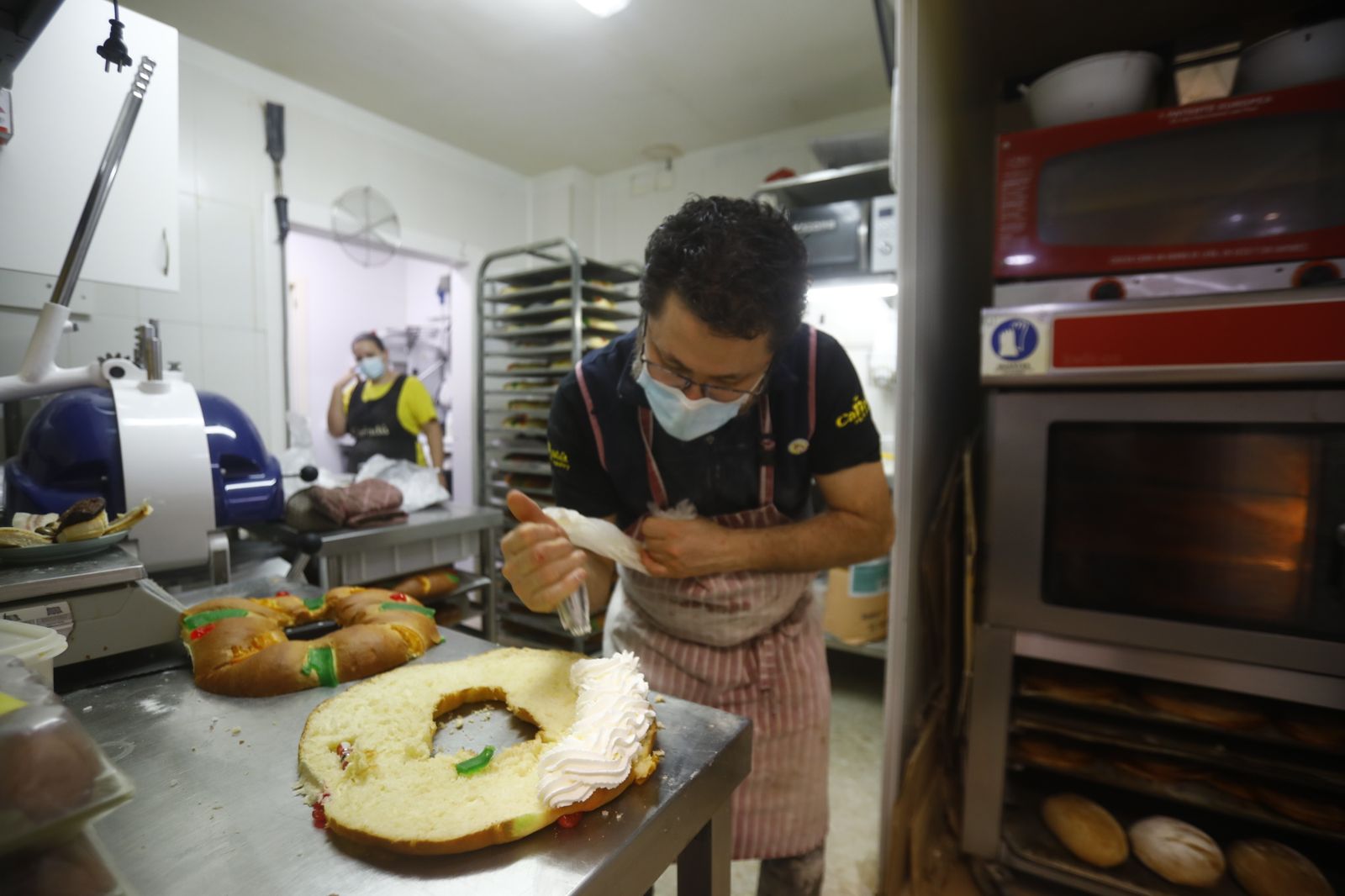 Antonio Robles prepara un roscón de nata en Cañadú Artesanos.