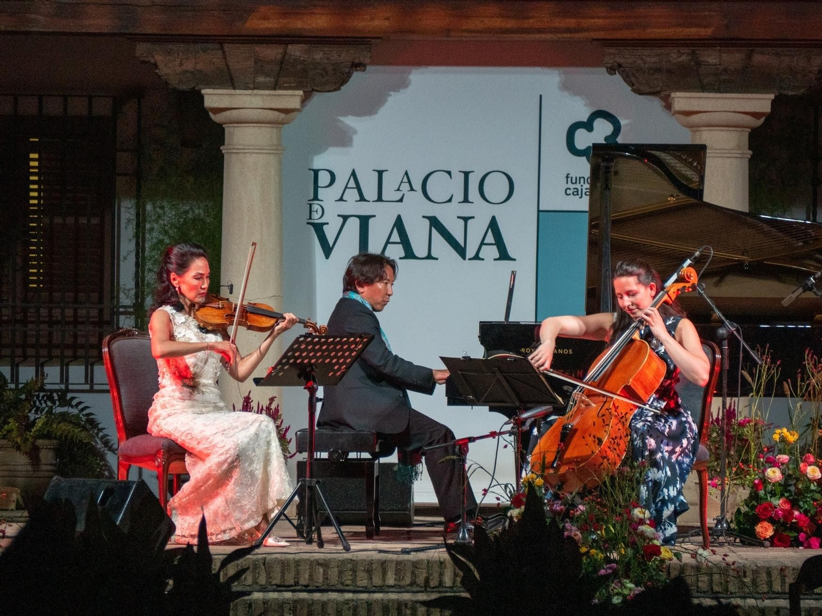 La violinista Aida Ayupova, la violonchelista Liliana Kehayova y el pianista Toshiki Usui, durante su actuación.
