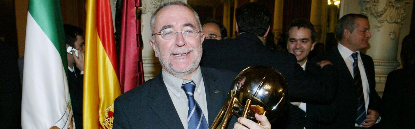 Rafael Jiménez posando con uno de los títulos de Unicaja.