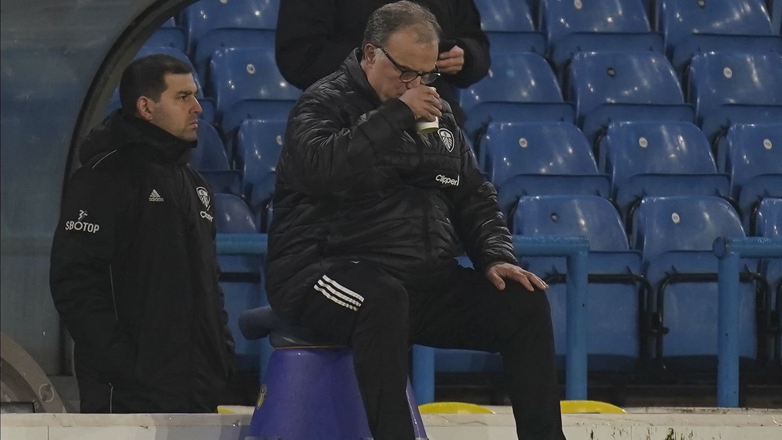 Clásica imagen de Bielsa en un partido con Leeds de la pasada temporada en la Premier.