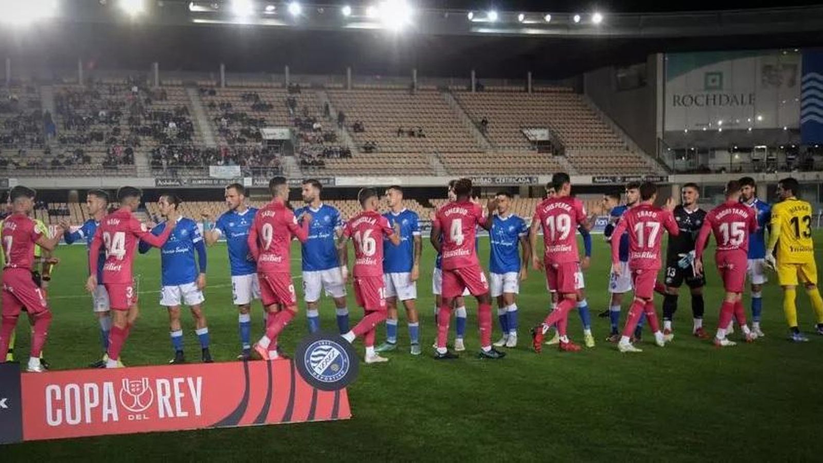 Los jugadores del Xerez DFC saludan a los de Leganés en Chapín en su particapación copera.