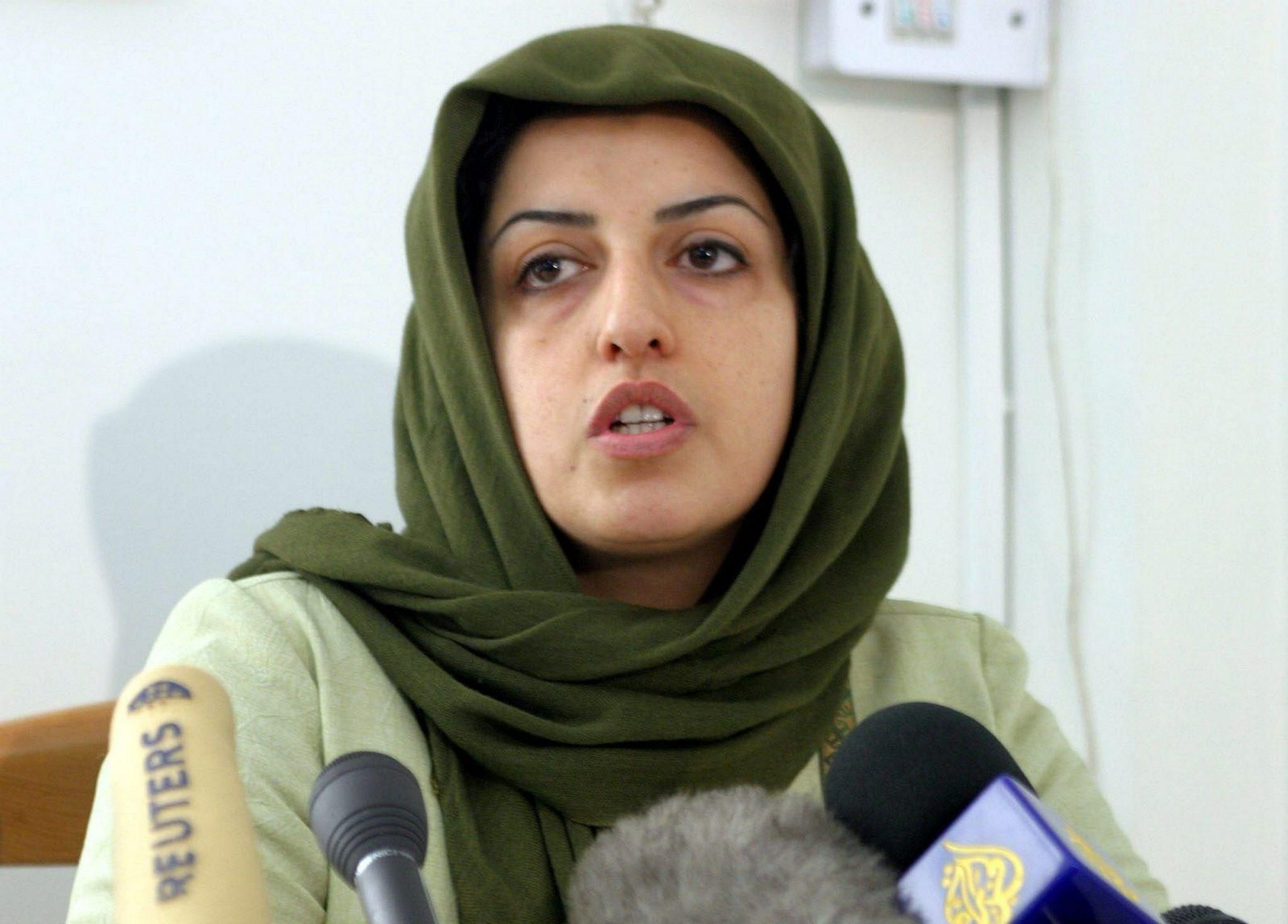 La premio Nobel iraní Narges Momadi, detenida "de forma violenta".