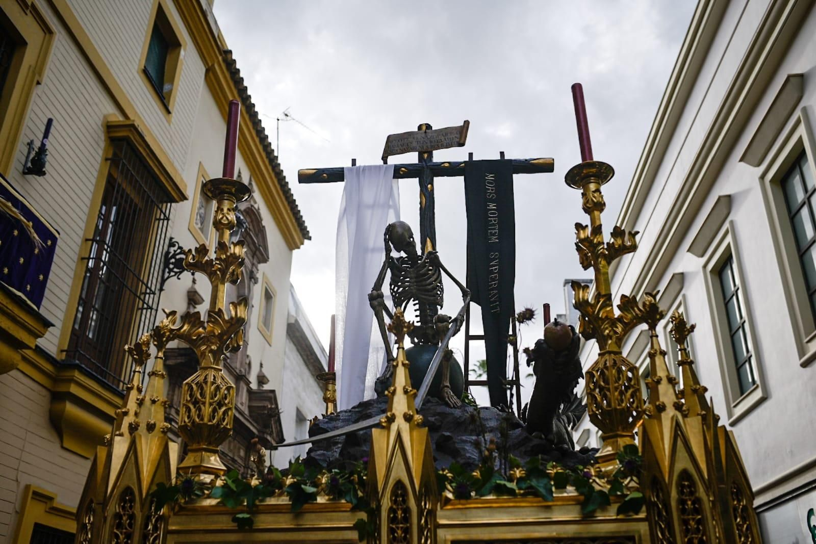El paso alegórico del Trinunfo de la Santa Cruz tras salir de San Gregorio.