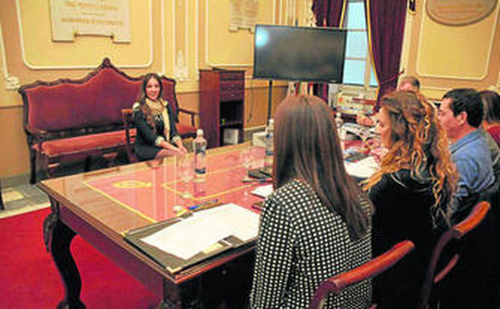 Entrevista a una candidata a ninfa en una edición anterior del concurso.