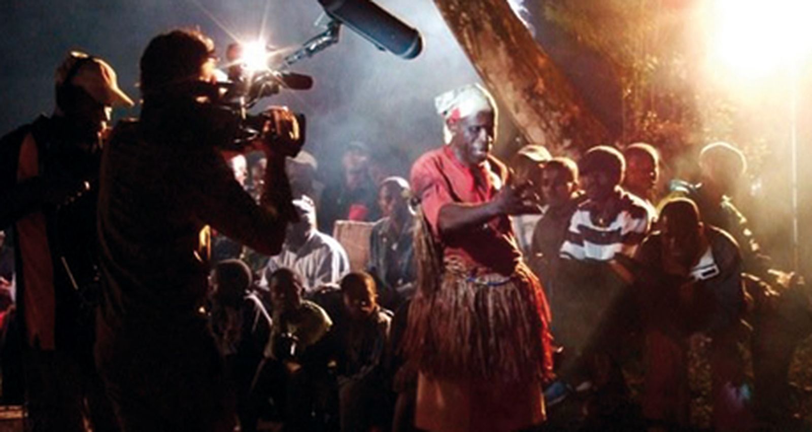 Danza a los espíritus

Con la mirada de etnógrafo que tan buenos resultados le ha rendido desde sus primeras obras para el cine, Ricardo Íscar se acerca a la práctica de la brujería, en el remoto corazón del África subsahariana, en un filme tan respetuoso como carente de apriorismos.