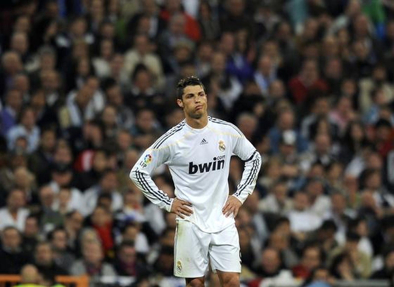 El Barcelona da un golpe casi definitivo a la Liga en el Santiago Bernabéu. / AFP