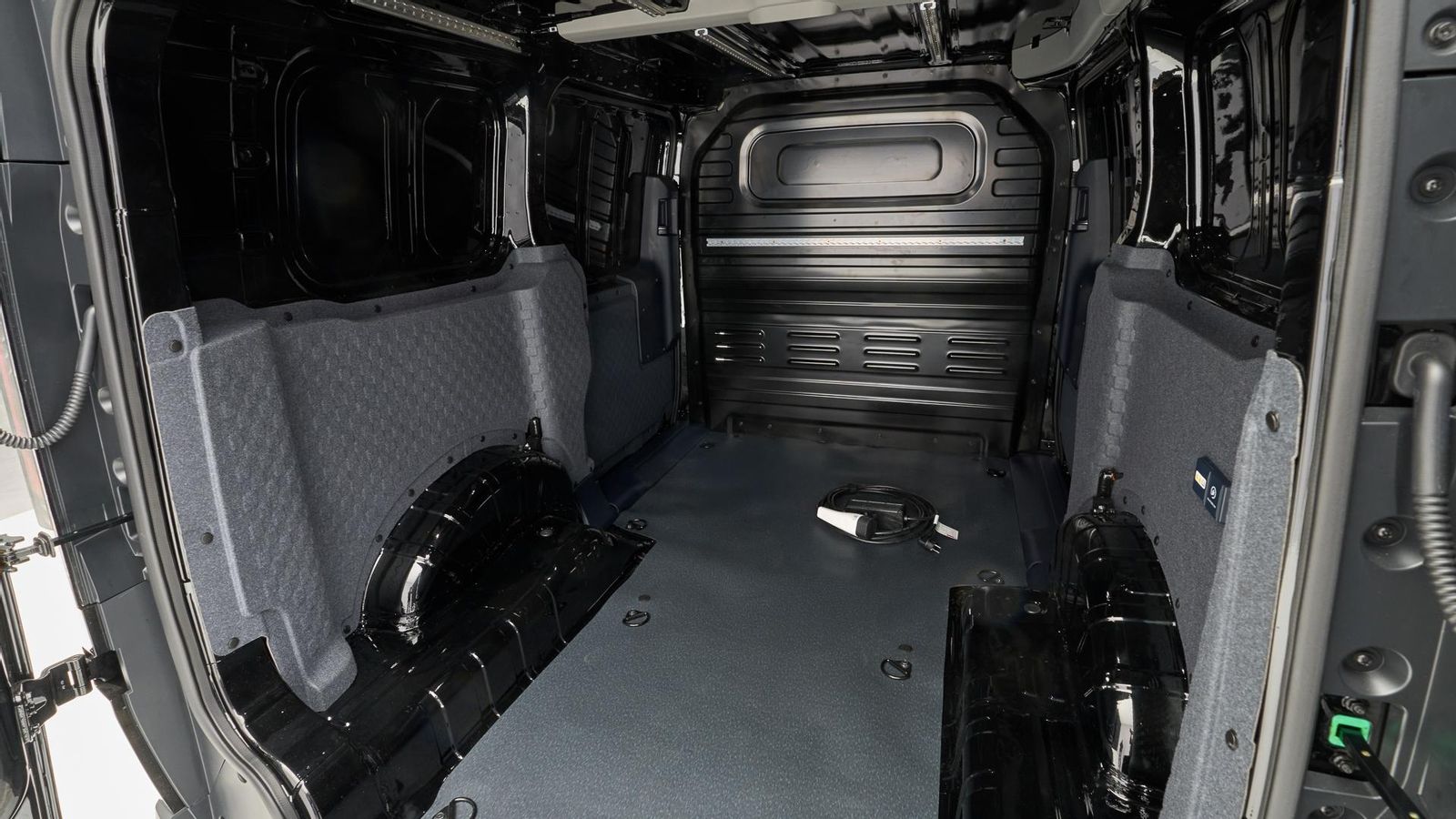 El acceso a la zona de carga del PV5 Cargo se realiza a través de dos puertas gemelas de apertura lateral, mientras que en el Passenger se usa un portón.