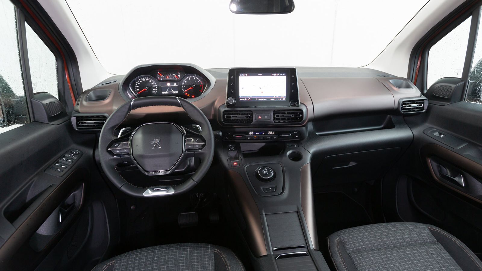 Este nuevo Peugeot estrena el i-cockpit.