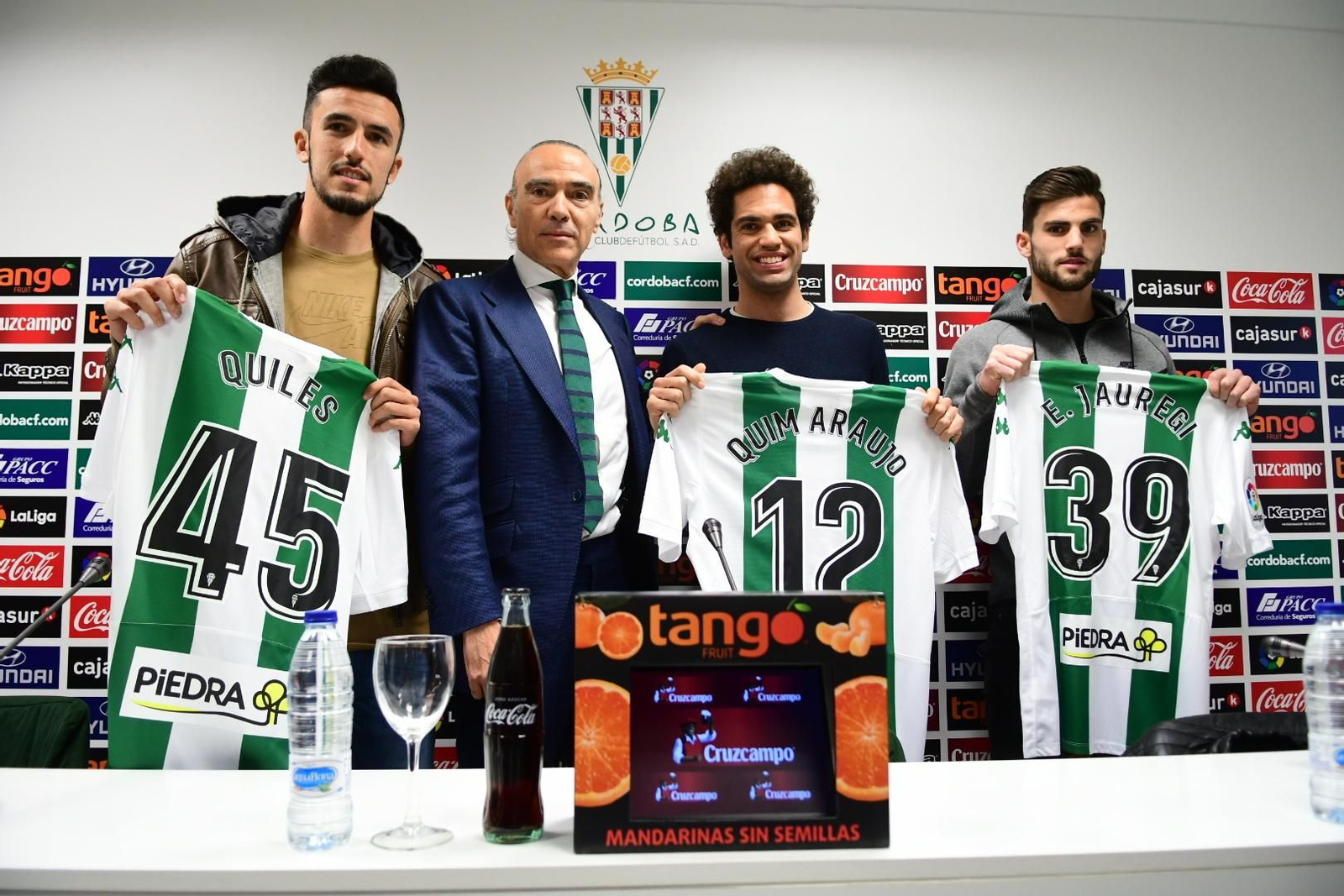 Quiles, Araujo y Jauregi, junto a Oliver.