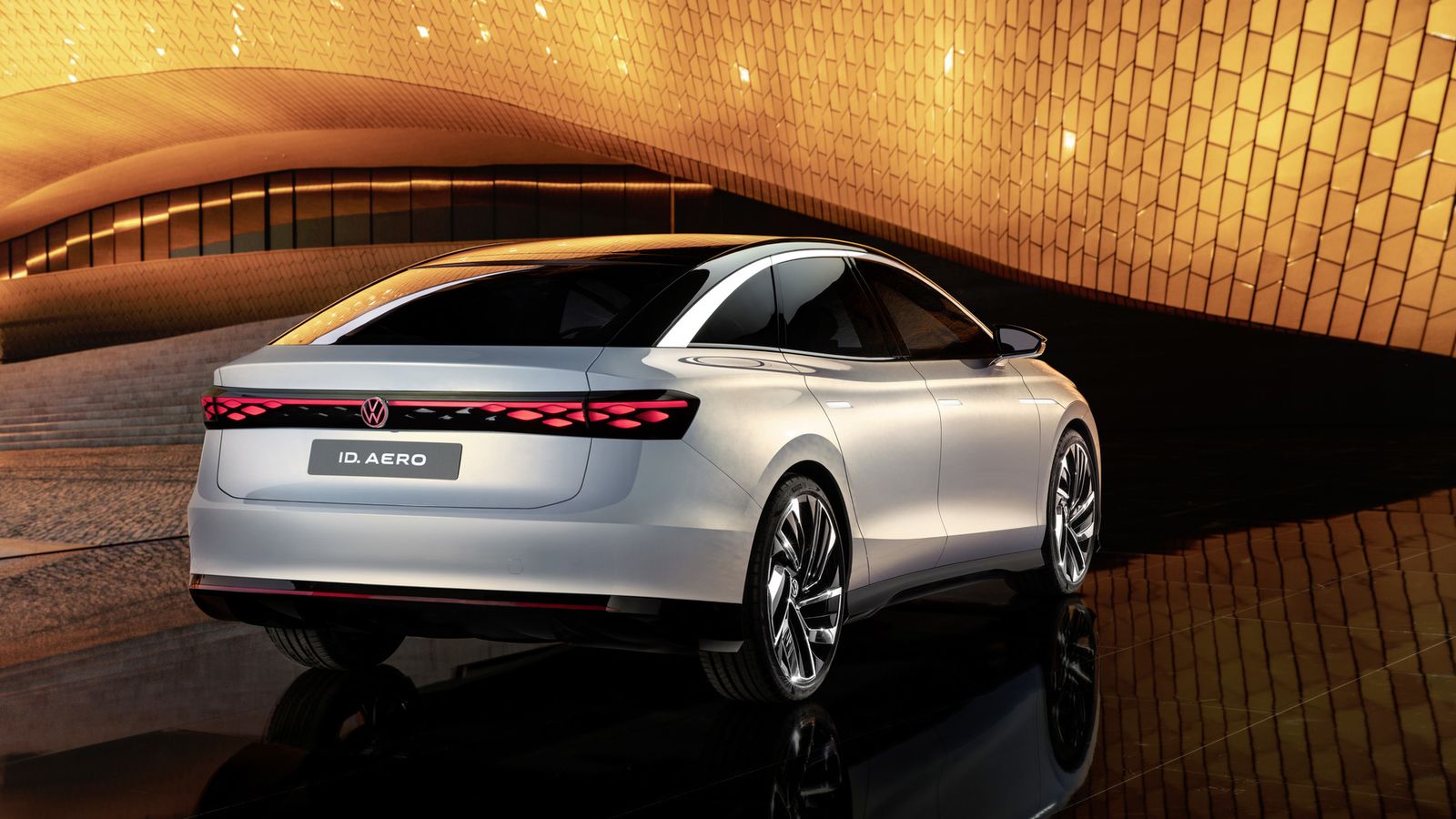 Con el ID.Aero Volkswagen presenta el primer modelo de tres volúmenes eléctrico de la nueva generación.