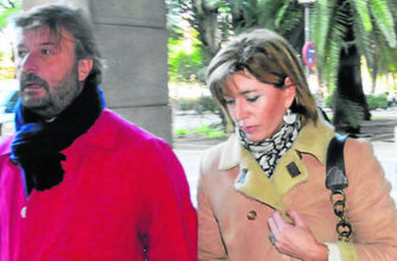 La funcionaria de Urbanismo con su abogado, Manuel Salinero.