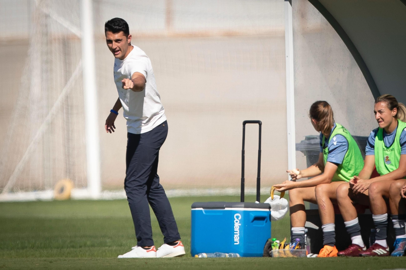 Arturo Ruiz da instrucciones a las suyas ante el Granada