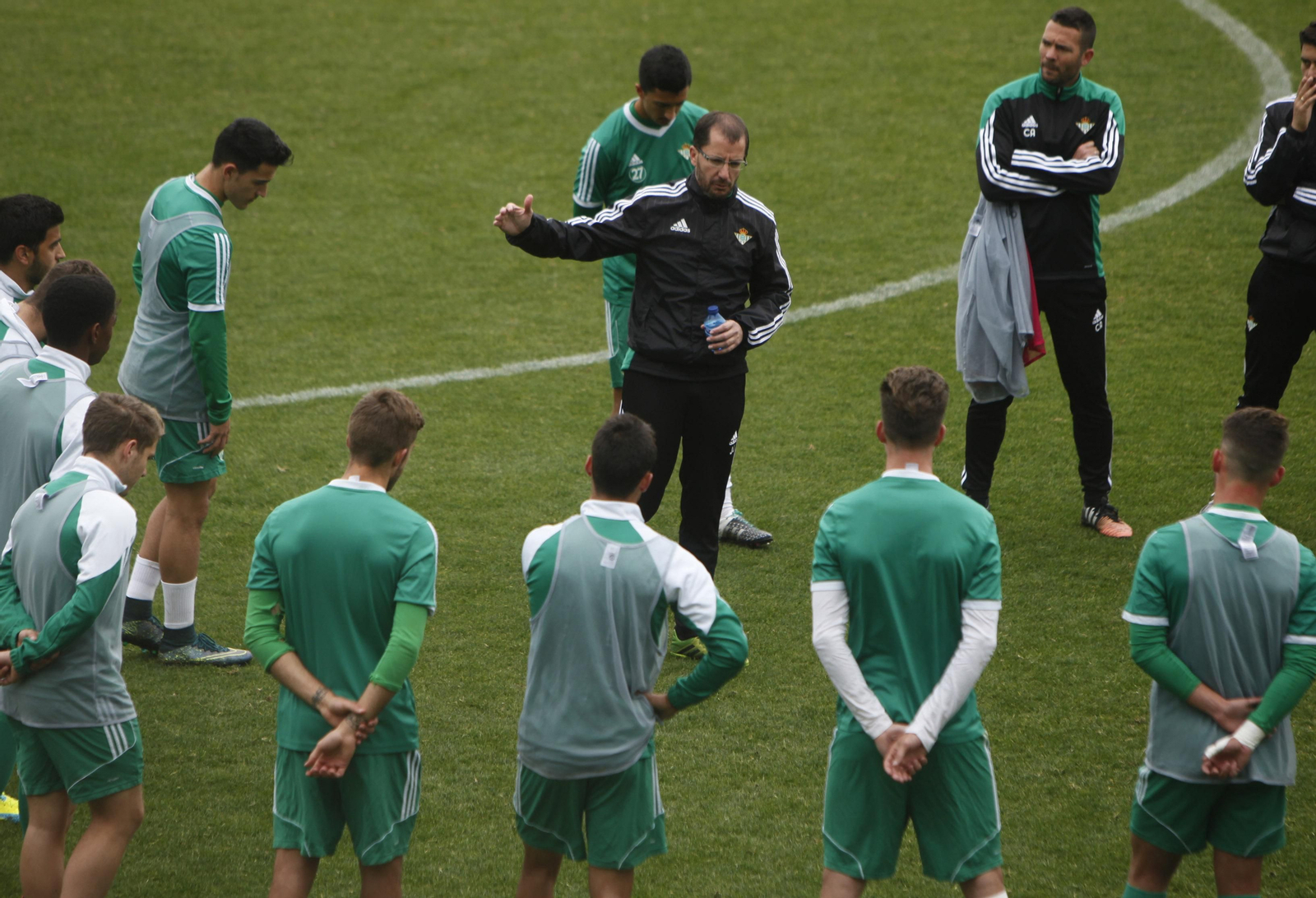 El entrenador del Betis Deportivo, José Juan Romero, dando una charla durante un entrenamiento.