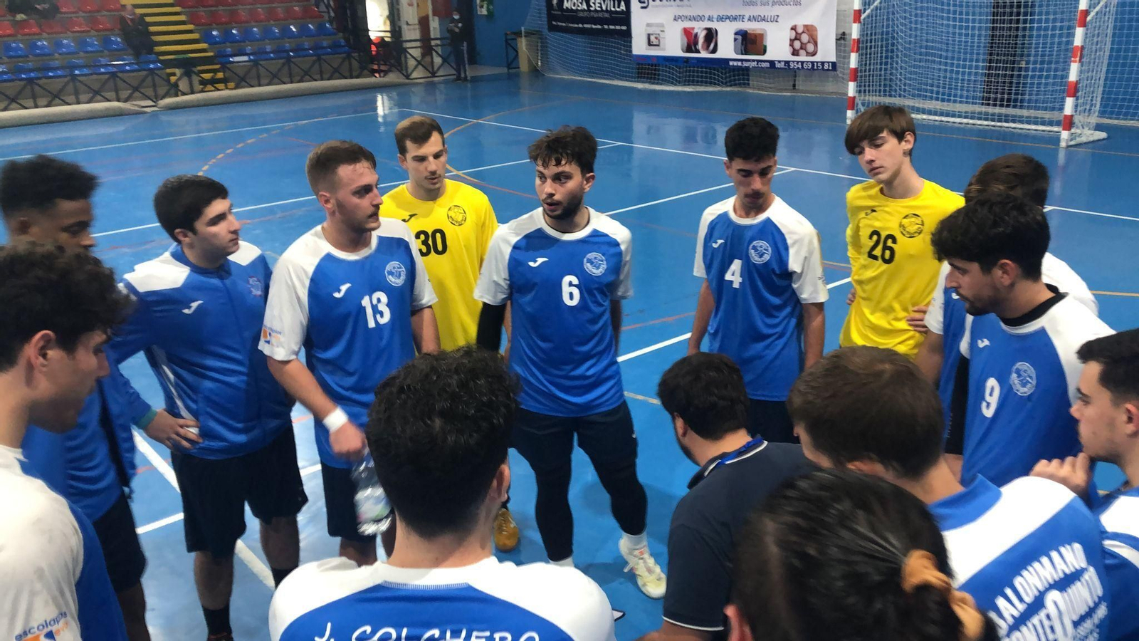 Los jugadores del BM Montequinto, en un tiempo muerto de Ricardo Márquez.