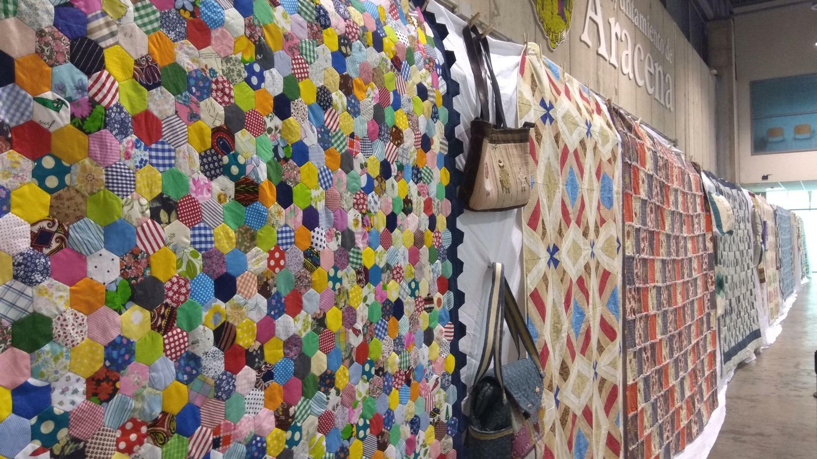 Algunos de los trabajos de patchwork expuestos en el pabellón Ciudad de Aracena. Algunos de los trabajos de patchwork expuestos en el pabellón Ciudad de Aracena.