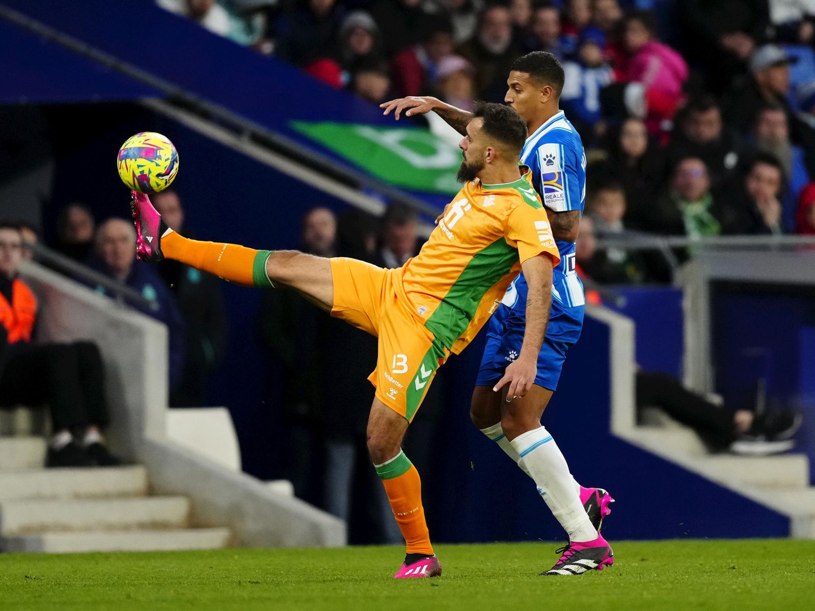 Borja Iglesias trata de controlar el balón ante el defensa del Espanyol Vinicius de Souza.