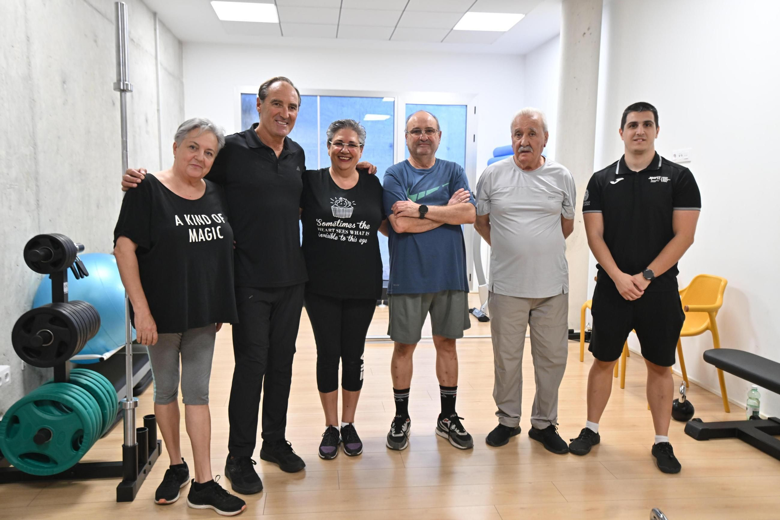 El concejal de Deportes, Antonio Casimiro, posa junto a los participantes en este proyecto.
