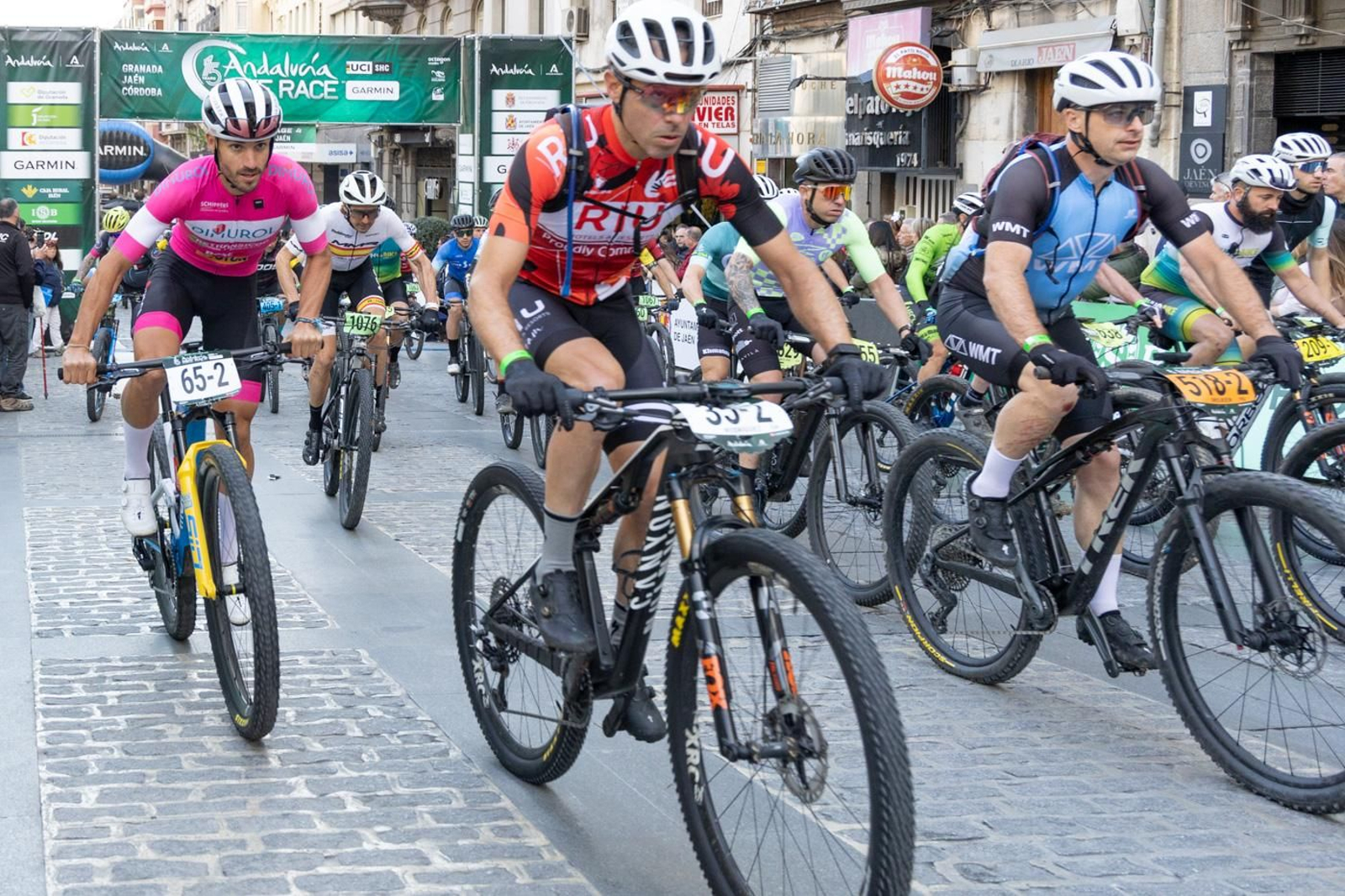 En imágenes: la Andalucía Bike Race dice adiós a Jaén con una etapa marcada por Jabalcuz