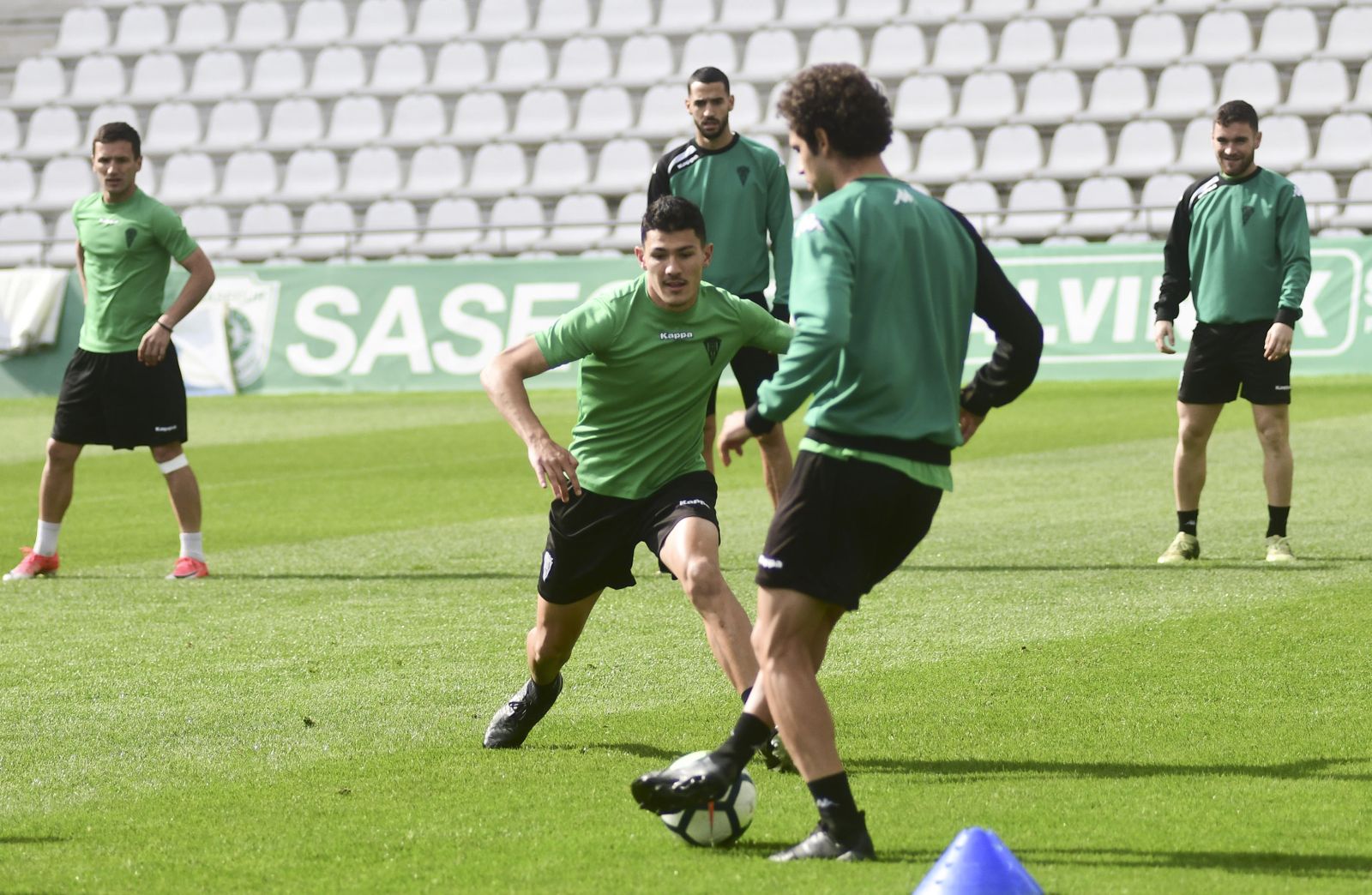 Loureiro presiona a Araujo ante la mirada de Jovanovic, Vallejo y Galán.