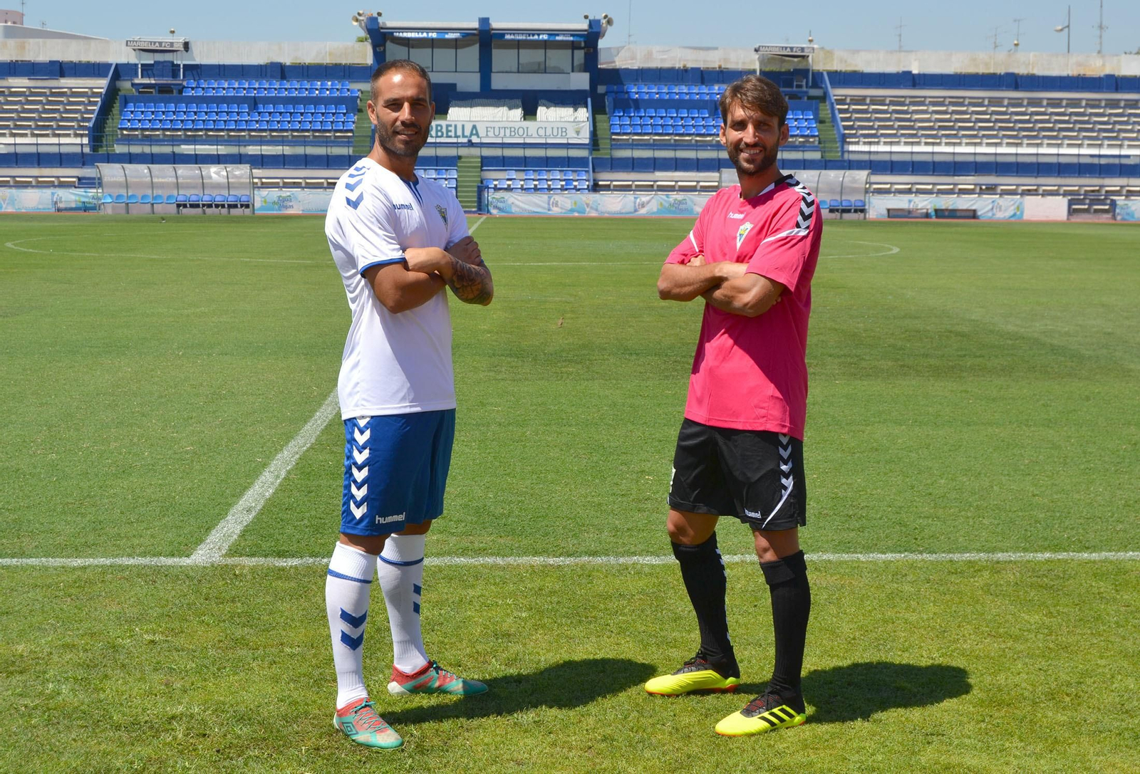 Javier Añón y Álex Bernal posando con las nuevas equipaciones.