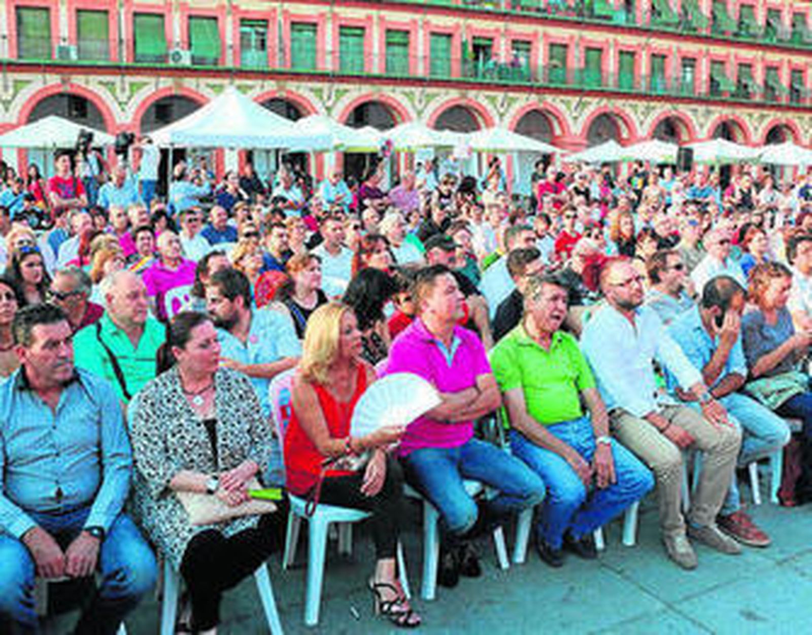Cientos de asistentes durante el mitin de IU.