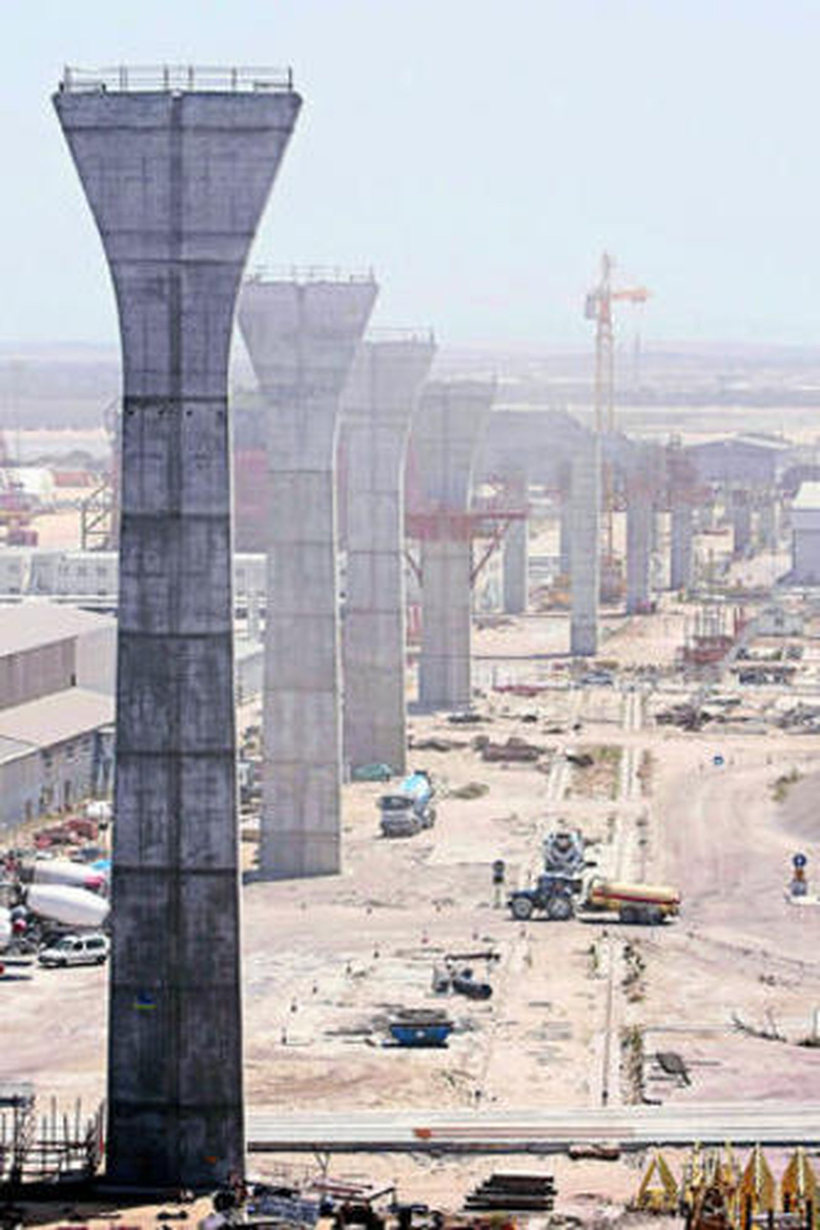 Las grandes cabrias levantan el recinto estanco necesario para construir la torre marína.