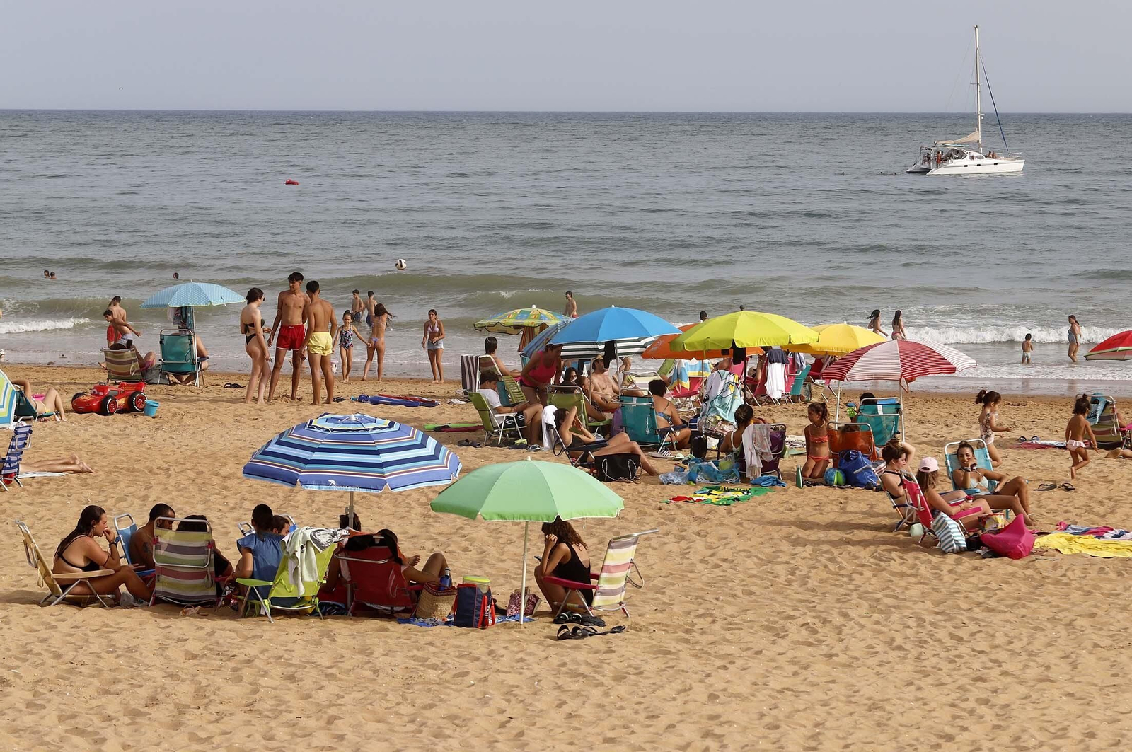 Ambiente en la playa de Mazagón en la tarde del martes, en imágenes