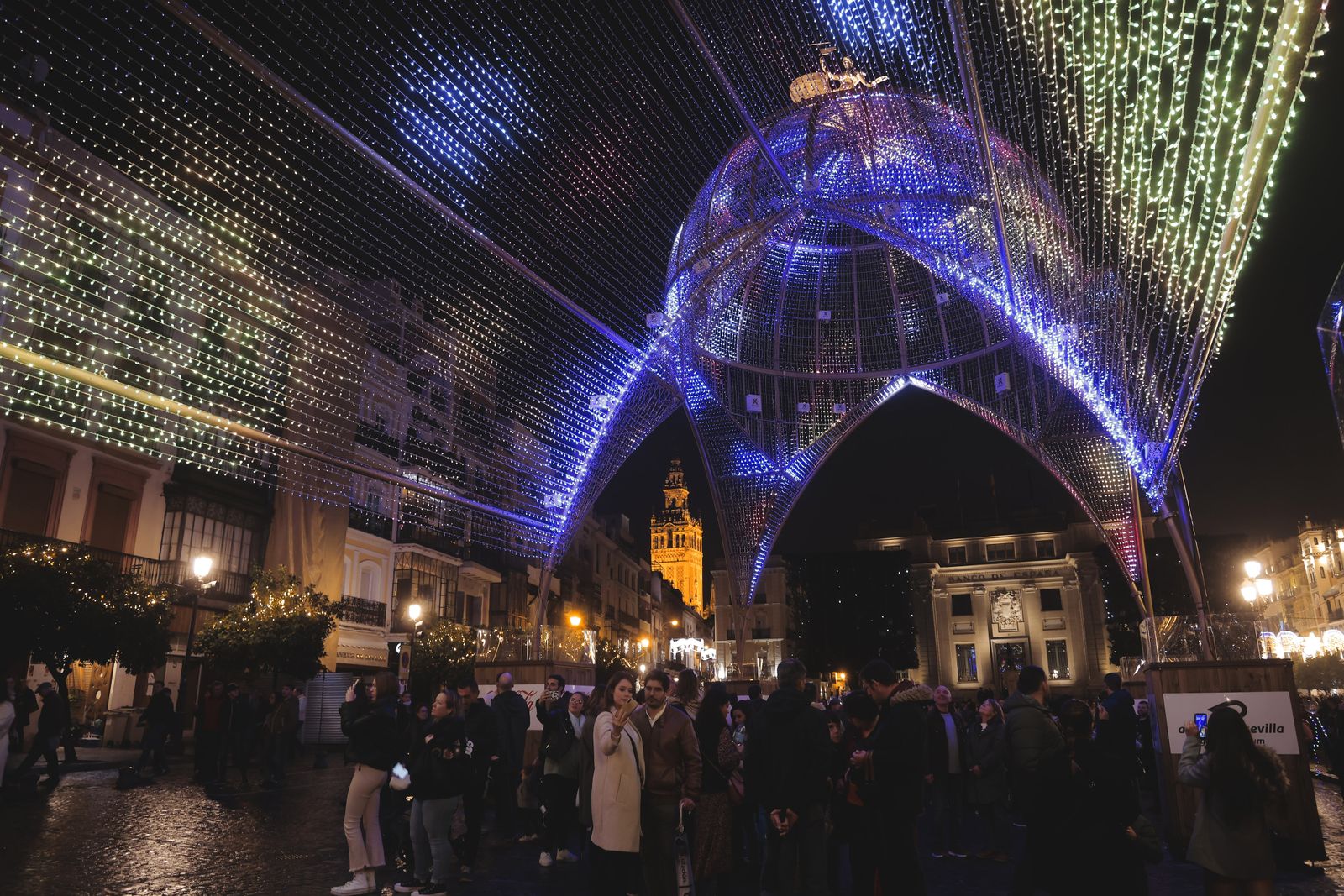 La catedral de luces de Sevilla, en imágenes