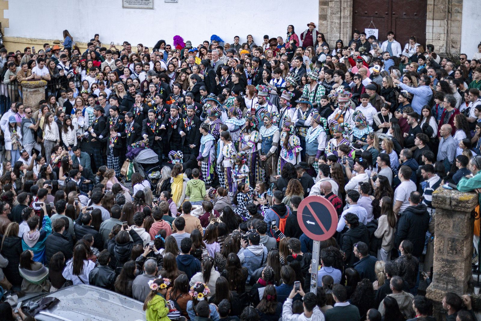 El encuentro en Santo Domingo de los primeros premios de comparsa y chirigota del COAC 2026