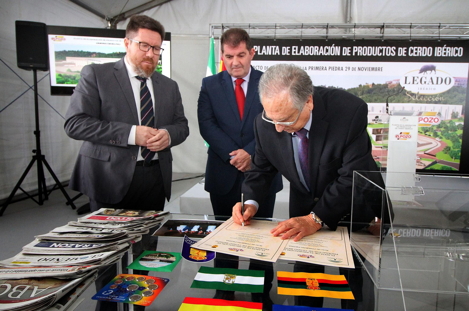 Imágenes de la colocación de la primera piedra de la planta de ElPozo en Jabugo.