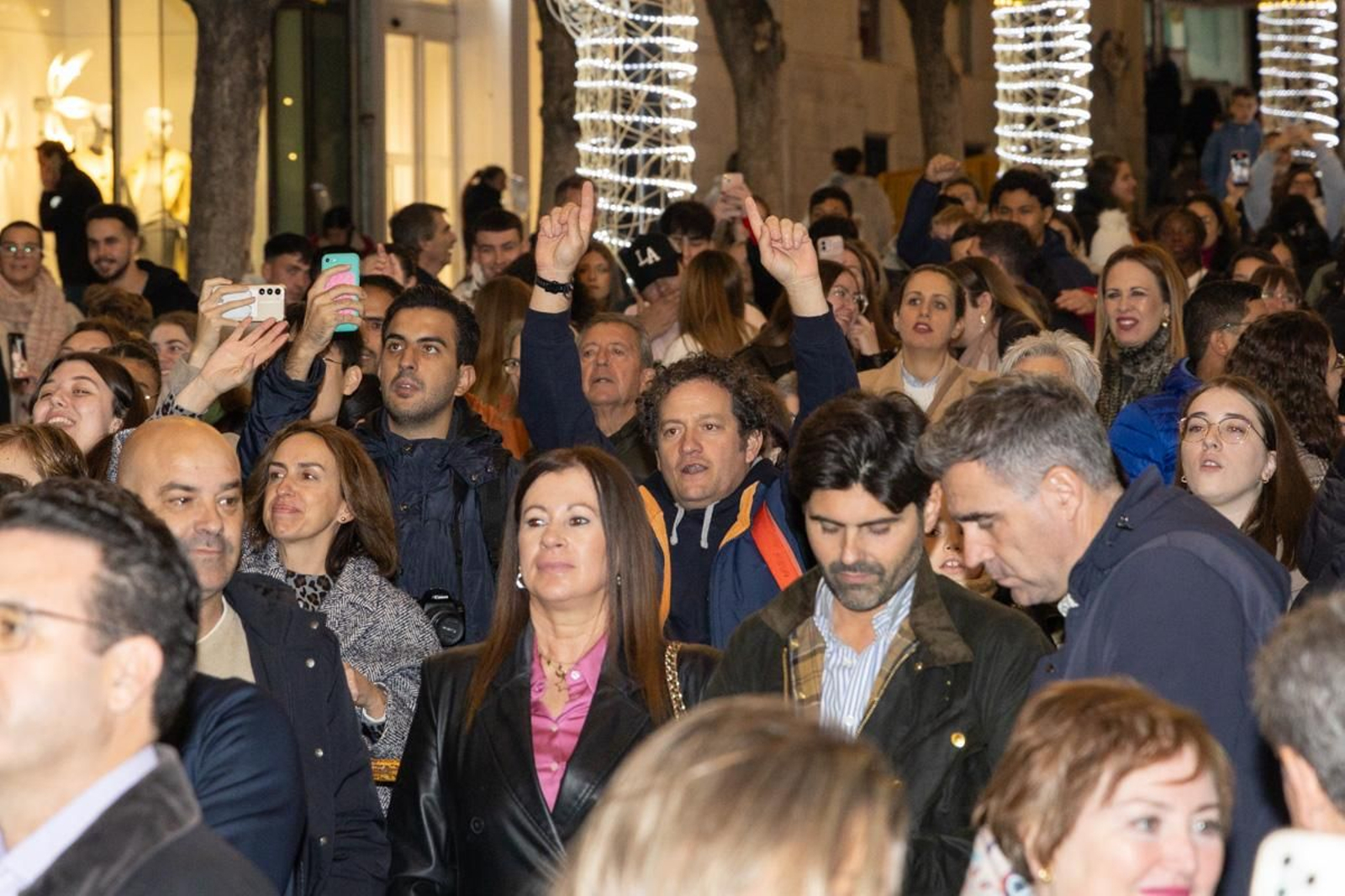 Jaén enciende su Navidad con sus habitantes echados a la calle