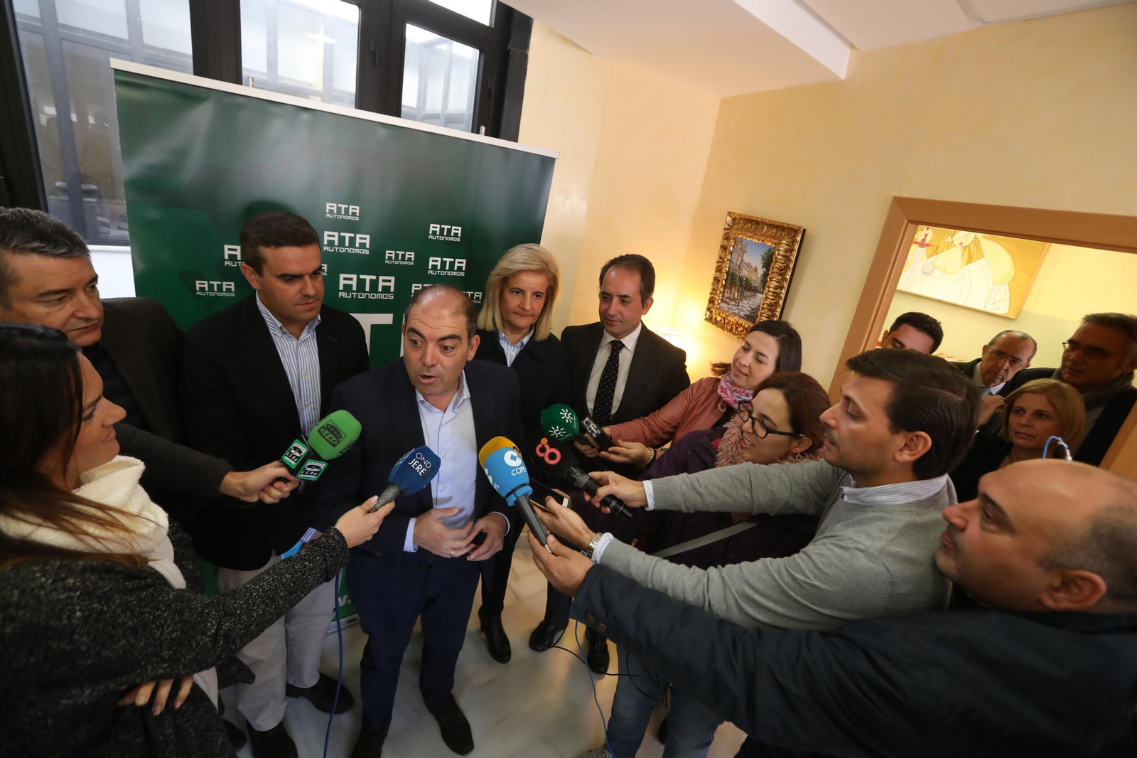 José Ortiz (primero por la izquierda), la pasada semana en la sede de ATA.