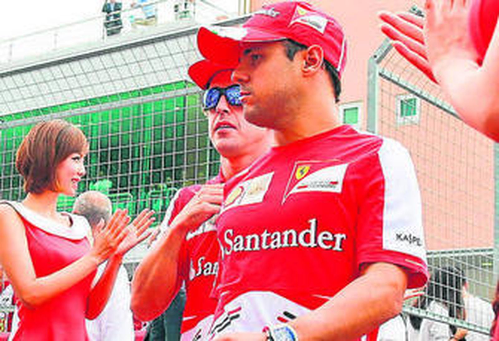 Alonso camina por detrás de su compañero Massa.