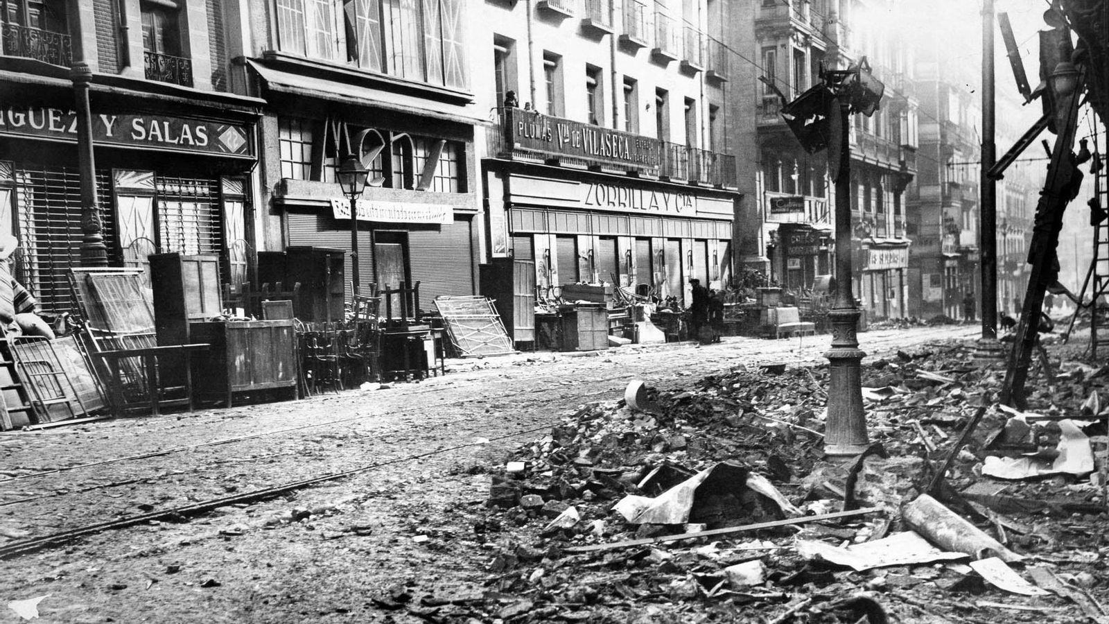 Efectos de los bombardeos sobre la calle Atocha de Madrid.