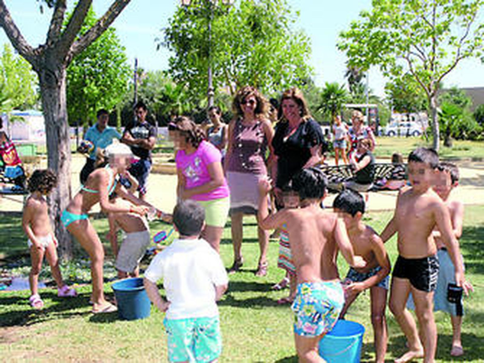Un grupo de pequeños jugando ayer en los talleres de verano.