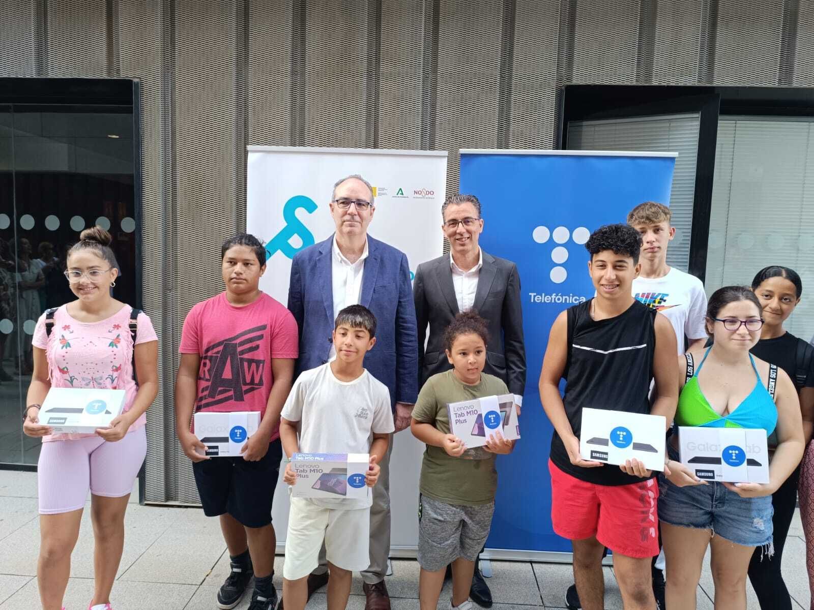 En el centro de la imagen, el Comisionado del Polígono Sur, Jaime Bretón, y el director del Territorio Sur de Telefónica España, Joaquín Segovia.