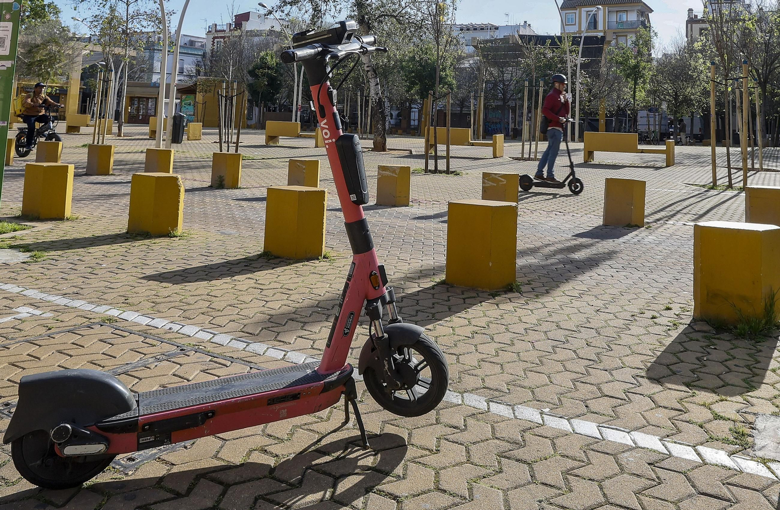 Un patinete de alquiler de VOI en la Alameda de Sevilla.
