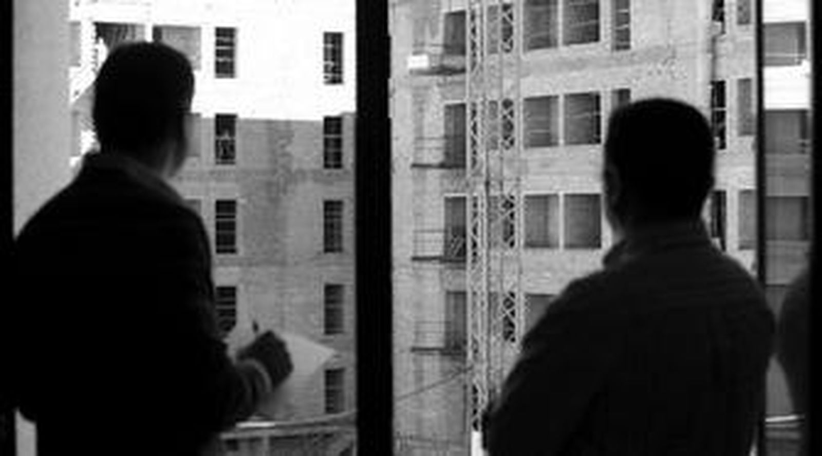 Dos de los agentes del equipo contra la delincuencia urbanística de la Guardia Civil, de espaldas ante una obra.