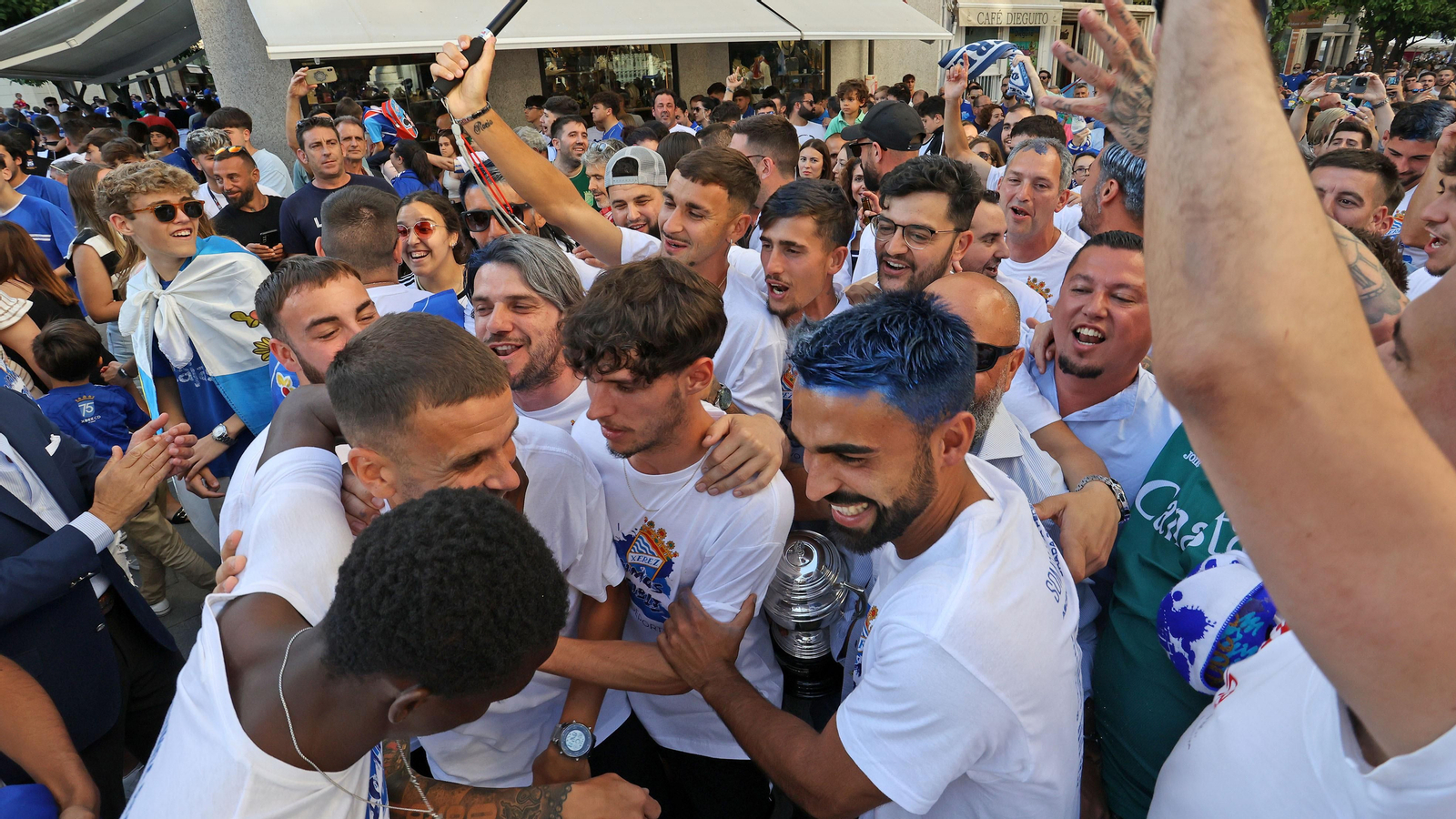 Baño de masas del Xerez CD en Jerez por su ascenso