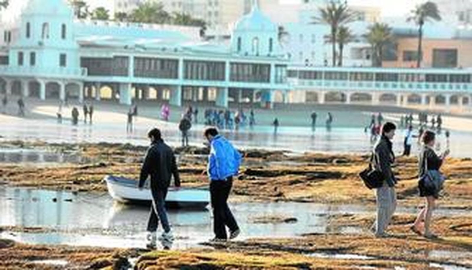 Viandantes en la playa de La Caleta, en Cádiz, ayer.