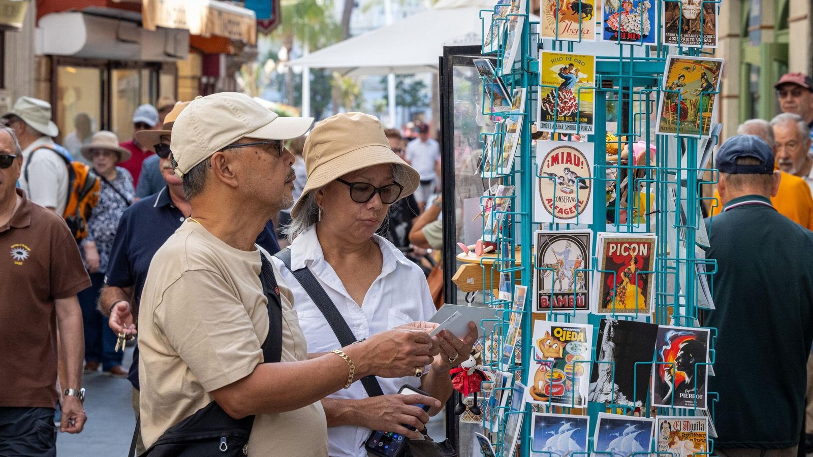 Los tres cruceros que llegaron este miércoles a Cádiz llenaron el puerto así como todas las calles del centro de la ciudad de turistas Los tres cruceros que llegaron este miércoles a Cádiz llenaron el puerto así como todas las calles del centro de la ciudad de turistas