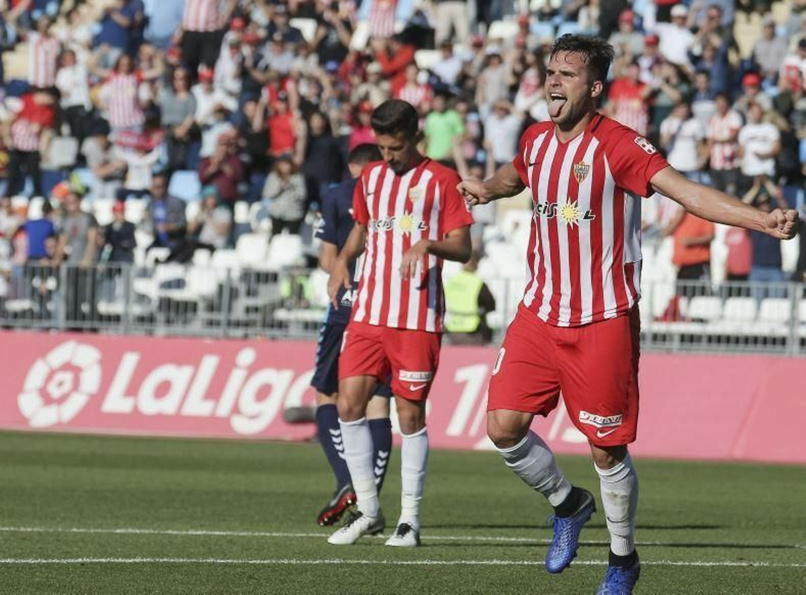 Álvaro festeja su primer gol.