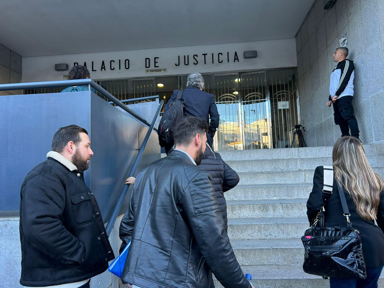 El acusado subiendo las escaleras.