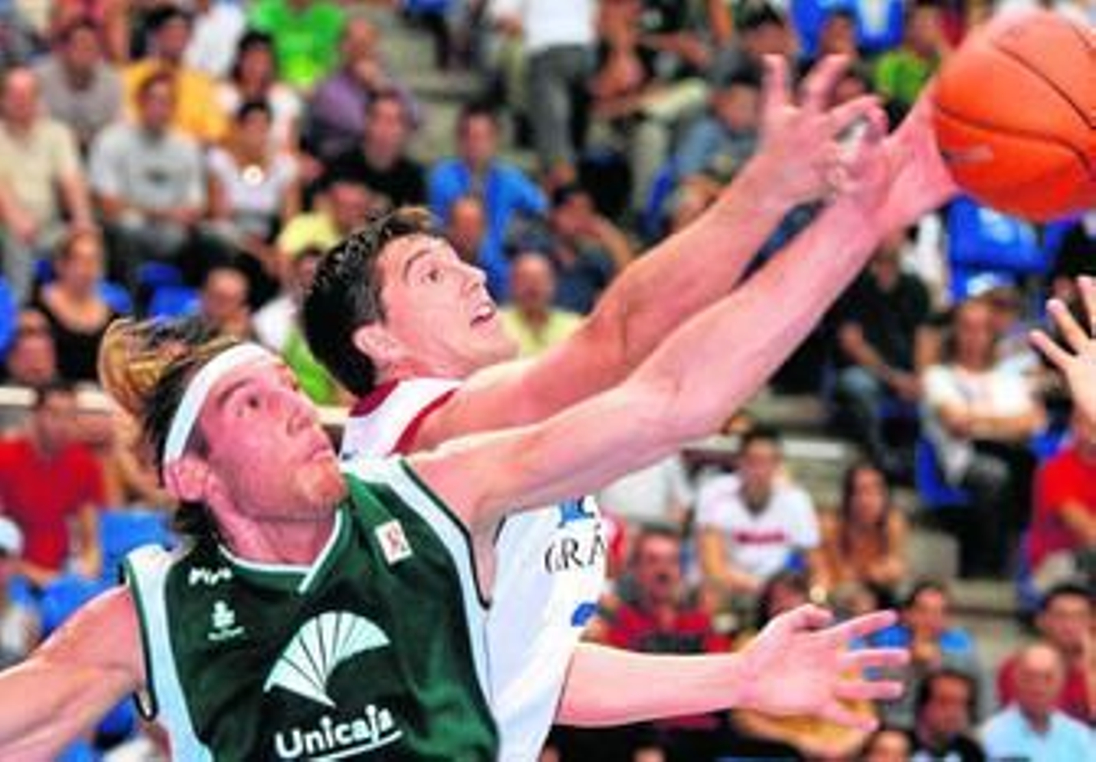 Walter Herrmann pelea con Gabini en un partido de la primera Supercopa.