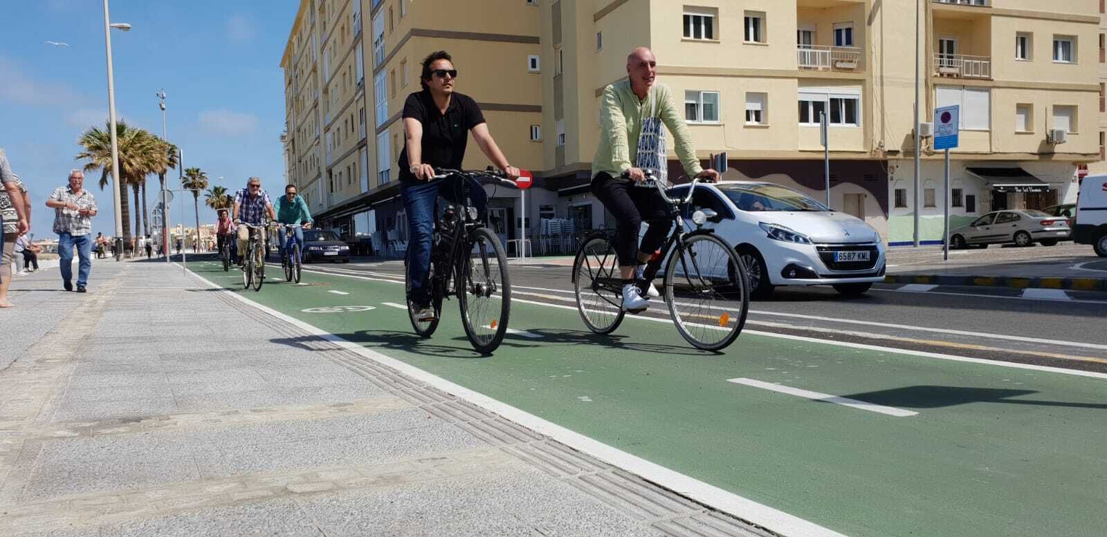 El alcalde de Cádiz circulando por el carril bici de la ciudad.