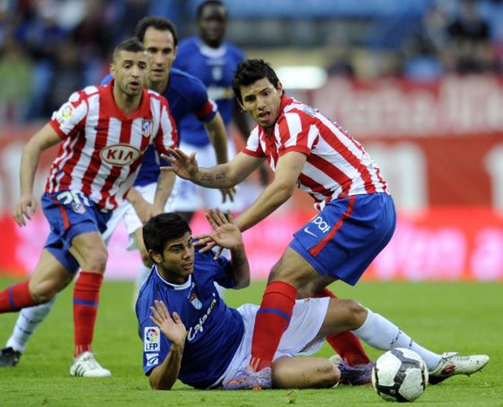 Aythami se tira al suelo para frenar una internada del Kun Agüero.

Foto: AFP