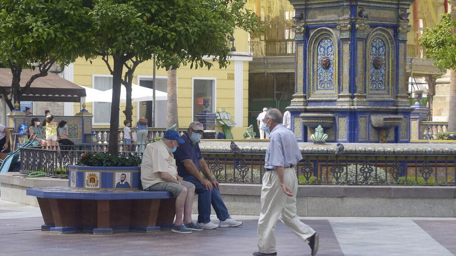 Varias personas con mascarilla en la Plaza Alta de Algeciras.