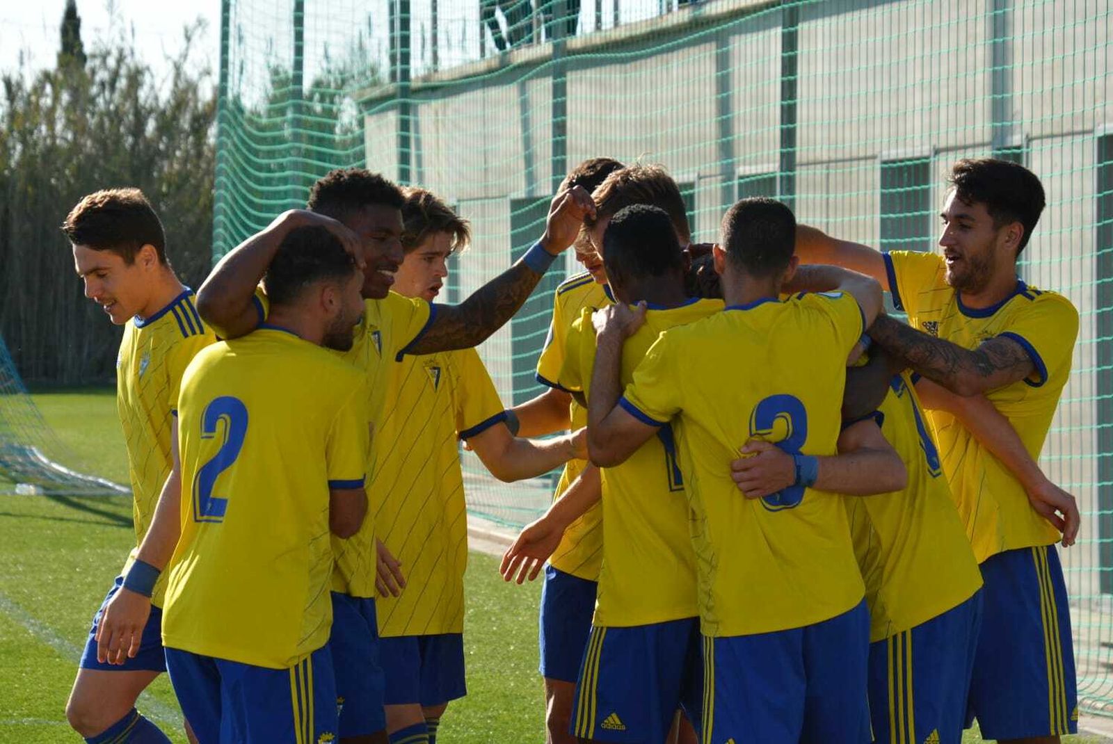 Los jugadores del Cádiz B celebran el tanto marcado por Javi Moreno de penalti en el minuto 24.