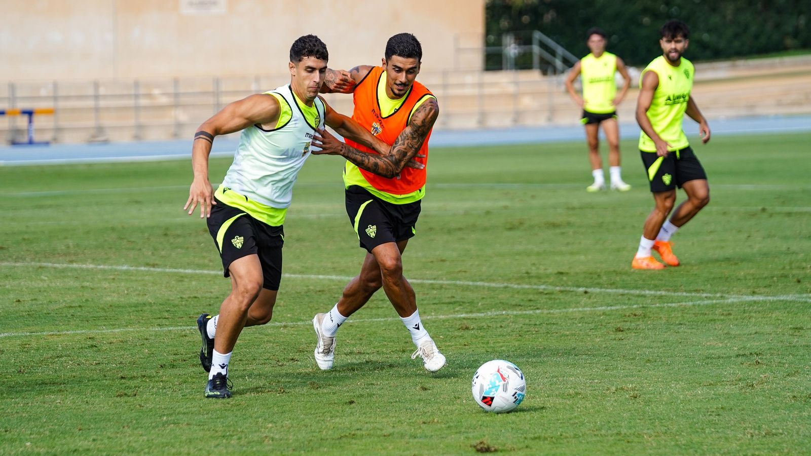 Luna pugna con Chumi, otra posible opción para el lateral diestro, en una sesión en el anexo