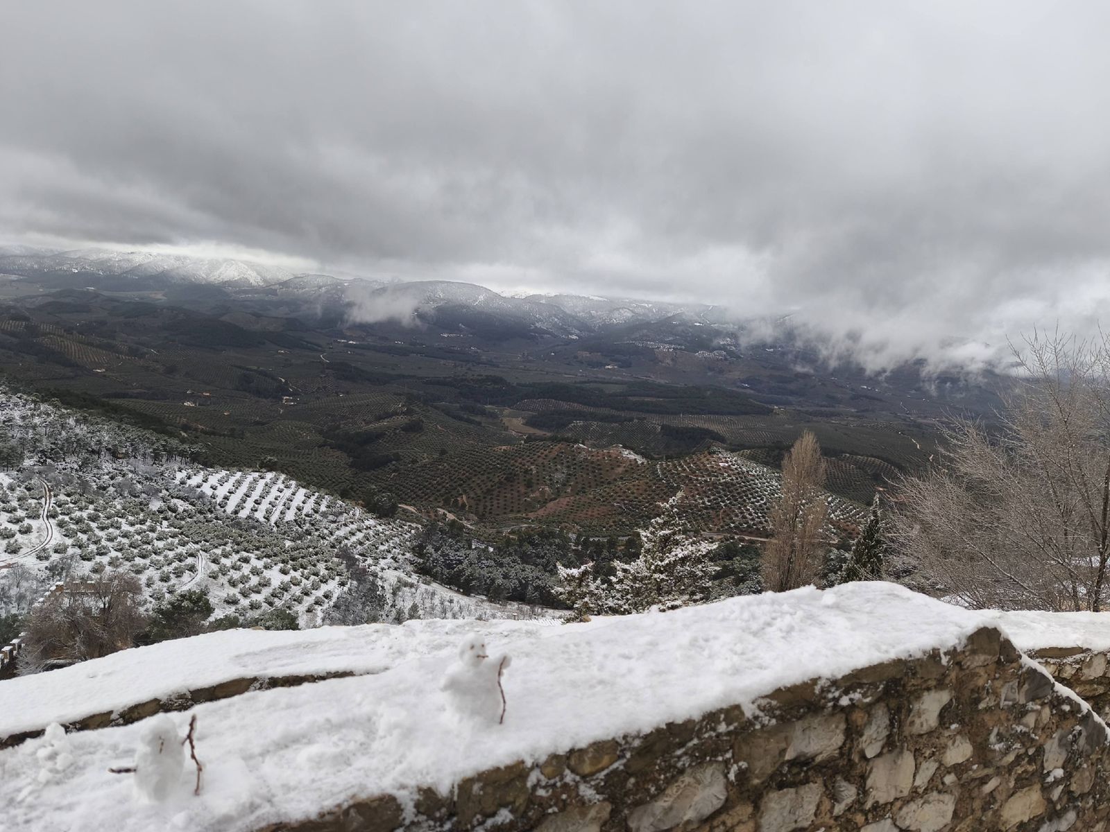 Postales de invierno: la nieve cubre Segura de la Sierra, el pueblo con el castillo más alto de Jaén, en imágenes